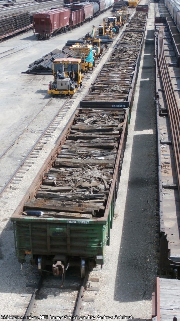 BNSF 511957 loading with Woods